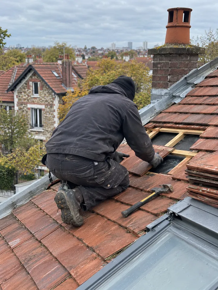 M. Folkert, dirigeant Le Couvreur De Paris, sur un chantier de couverture dans le Val-de-Marne